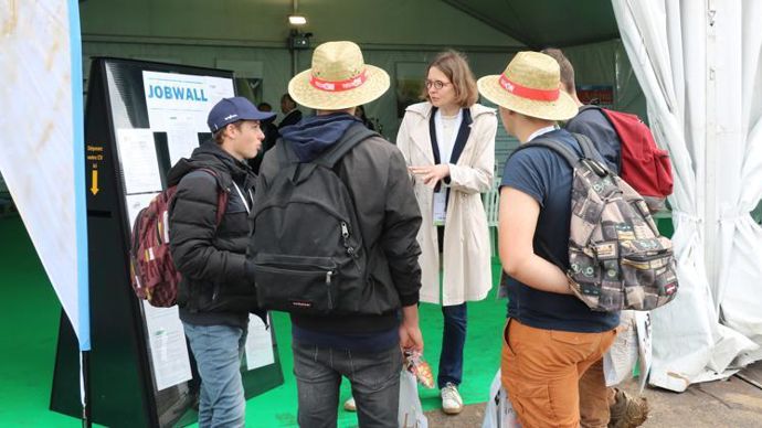 Lucie Martin, responsable emploi à la FC2A, ici avec de jeunes candidats potentiels. © B. CAILLIEZ
